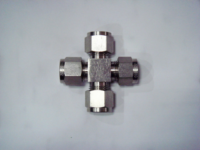 卡套四通(tong)接頭