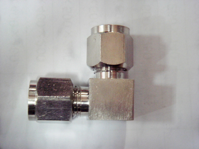 卡套彎頭(tóu)中間接頭