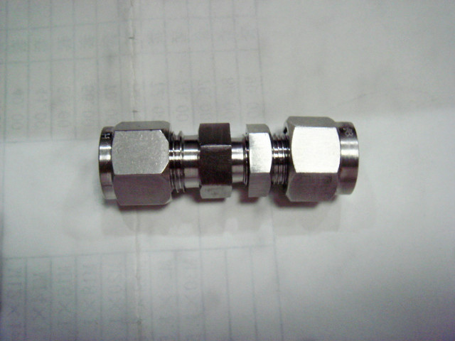 卡套(tao)直通穿闆接頭(tóu)