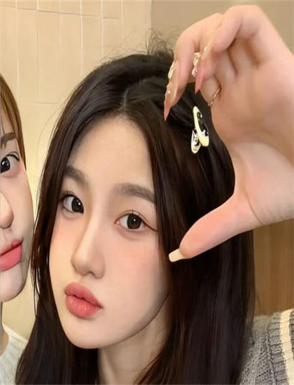 《黑发夫人之同性爱》叙事手法解析：时间线安排与视角切换技巧探讨